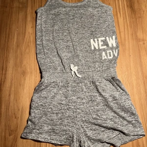 Kortbent byxdress  - Grå kortbent byxdress från H&M