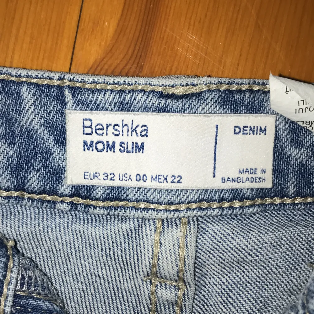 Säljer dessa ursnygga högmidjade lite slitna jeans från Bershka, storlek 32. Jeans & Byxor.