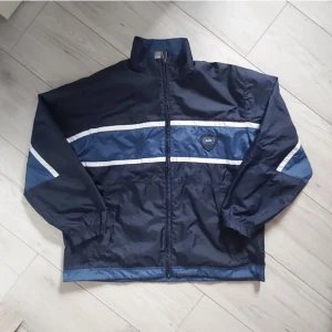 Nike 00’s jacka  - Följ profilen och få 5% i rabatt   Produktens skick:god   Storlek: S  Passform: regular  Unisex   För mer info, kontakta mig 😀