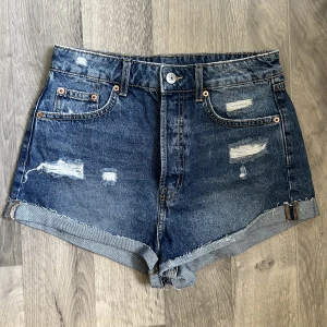 Jeansshorts  - Dessa jeansshorts från H&M har jag använt en gång så de är som nya! 