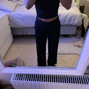 Byxor - Supersköna byxor, från bikbok, inga defekter☺️