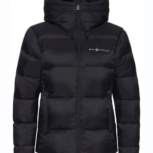 Sail racing jacka - Intressekoll på min fina Sail Racing jacka. Perfekt nu när det börjar bli kallt ute & håller värmen mycket bra under vintern. Den har inga defekter & är i mycket bra skick. Hör av dig om du är intresserad eller vill ha mer information/bilder!🍂