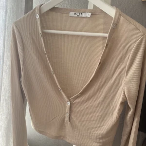 Beige tröja  - Beige tröja med knappar från NA-KD💗  Aldrig använd. Köparen står för frakt. 