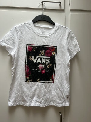 Vans T-shirt  - Säljer en Vans T-shirt i storlek M. Använd cirka 2 gånger. Skriv vid frågor eller fler bilder