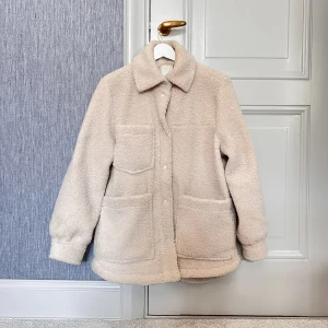 H&M jacka - Säljer denna beiga teddy jackan/kappan från H&M. Mycket bra skick. Storlek xs (stor i storleken och passar S) 🤍🤍
