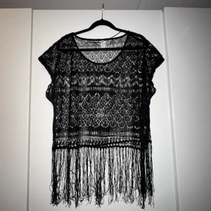 Topp - Svart topp med fransar 