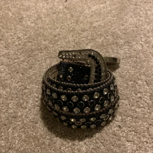 Rhinestone bälte - Ett Rhinestone bälte som saknar nåra få stenar på buckeln men inga andra slitage eller nåt sånt pris går nog att diskutera 