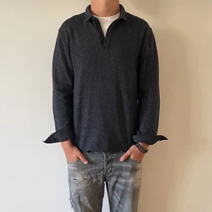 Massimo Dutti Tröja  - Massimo Dutti Rugbytröja - storlek Xl -vara är jätte fint skick, inga flaws- modellen är 188cm och 83 kg - vid frågor eller funderingar är det bara att skriva!