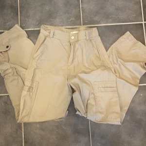 Beiga Cargobyxor - Snygga beiga cargobyxor! Använda men inga slitningar. Storlek 34💗