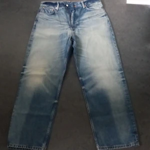 Weekday Galaxy Loose Straight Jeans - Tja, säljer ett par weekday jeans eftersom de var för stora. Har haft på mig dom en gång, så de är i perfekt skick, alltså typ helt nya. Nypris e 600kr, ja säljer för 399. Pris kan oxå diskuteras