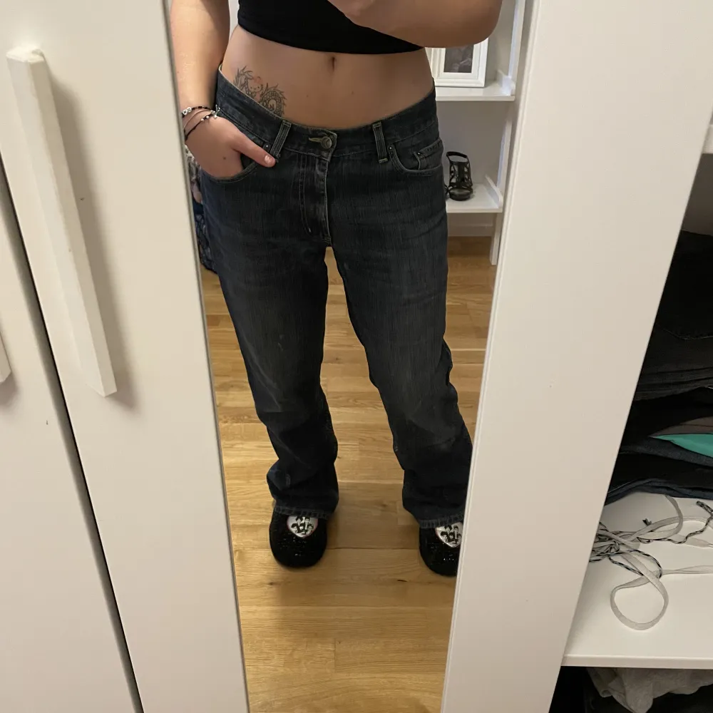 min vän är 160 för referens. passar lite längre oxkså då dom är lite långa. bra skick, endast lite slitna nedtill då dom varit för långs för mig. . Jeans & Byxor.