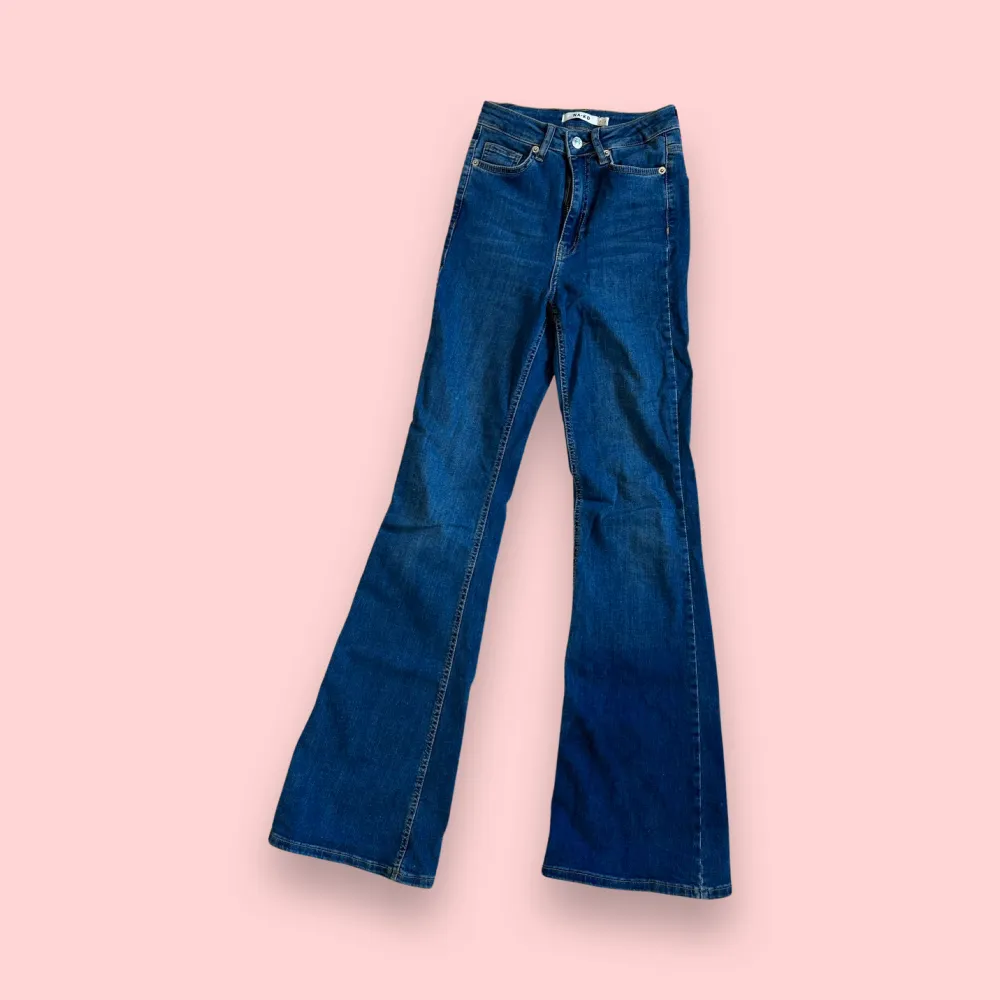 Blåa bootcut-byxor från NA-KD i storlek 34. Du kan använda KÖP NU 🫶🧚. Jeans & Byxor.