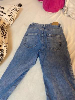 Utsvängda blåa jeans från bubbelroom storlek 36