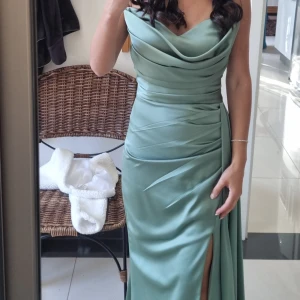 Klänning/ dress - Klänning använd vid ett tillfälle under ett bröllop. Defektfri. Elegant och vacker. Skriv till mig för fler bilder. 