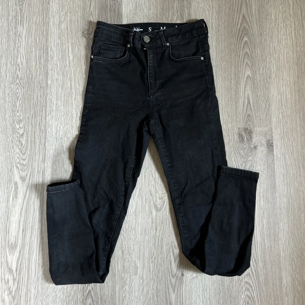 Svarta skinny jeans. Köp gärna via köp nu 🩷. Jeans & Byxor.