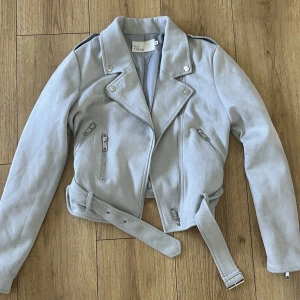 Grå sammet jacka  - Jacka från nelly, storlek 36. Knappt använd 