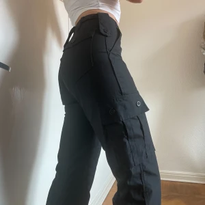 Cargo pants från Rude - Jättesnygga svarta high waist cargobyxor från Rude i Köpenhamn 💗 Står waist size 28 i dem, men känns mer som 26 då de är ganska tighta på mig 🤷‍♀️