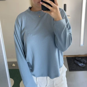 Mjuk tröja - Jättemjuk och skön tröja från h&m. Knappt använd, max 2-3 gånger. Fint skick och fin blå färg. 