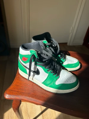 Nike Jordan 1 high - Säljer mina Nike Jordan 1 High i färgen lucky Green. Vet ej om dessa finns att köpa längre. Köpta begagnade för 2000, nypris 2700. Sparsamt använda så i fortsatt fint skick. Orginalkartong medföljer och därtill också röda och gröna skosnören. 