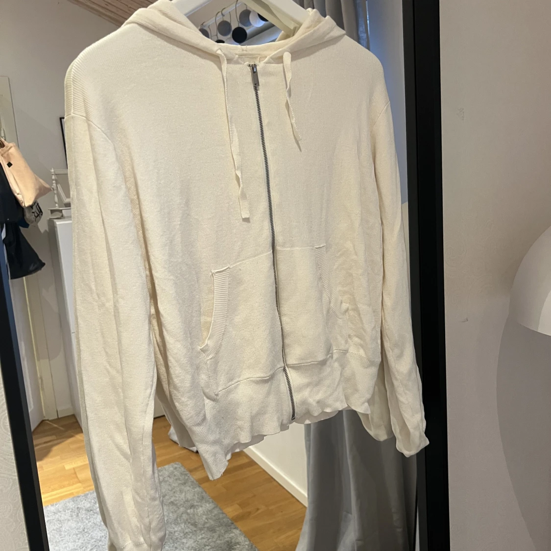 Stickad tröja med dragkedja