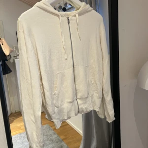 Stickad tröja med dragkedja  - Vit (krämvit) stickad munkjacka. Sitter jättefint på - stretchig och mjuk. Fint skick❤️❤️