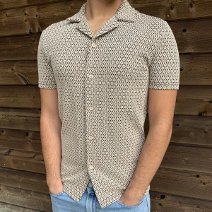 Kortärmad Geo-shirt - Mönstrad tröja. Tjockare och mer rejält tyg än vad skjortor och pikéer brukar ha. Aldrig använd och lappen är kvar. 