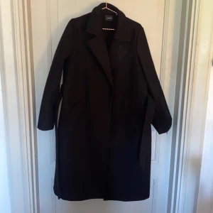 Kappa från veromoda - Köpte denna kappan i våras men har endast blivit använd en gång så den hänger mest bara i min garderob så tänkte att någon annan kan ha bättre användning av den än jag 🫶🏻