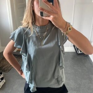 Grön volangblus - Jätte fin Sofie schanoor blus för 1299 i nypris jag säljer nu för 269🫶🏼❤️