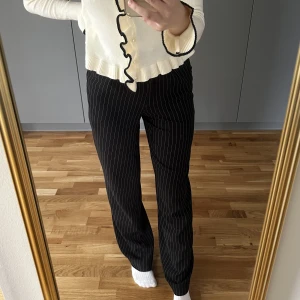 Kostymbyxor - Så snygga kostymbyxor från nakd i storlek 34. Tyvärr för stora för mig så skulle säga att de snarare är som en storlek 36. Som nya. Långa i benen! Nypris 449kr