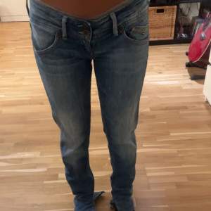 Jätte fina jeans från Tommy Hilfiger som jag säljer då dom är för stora på mig.  Midja= 41cm rakt över  Innerben= 77cm