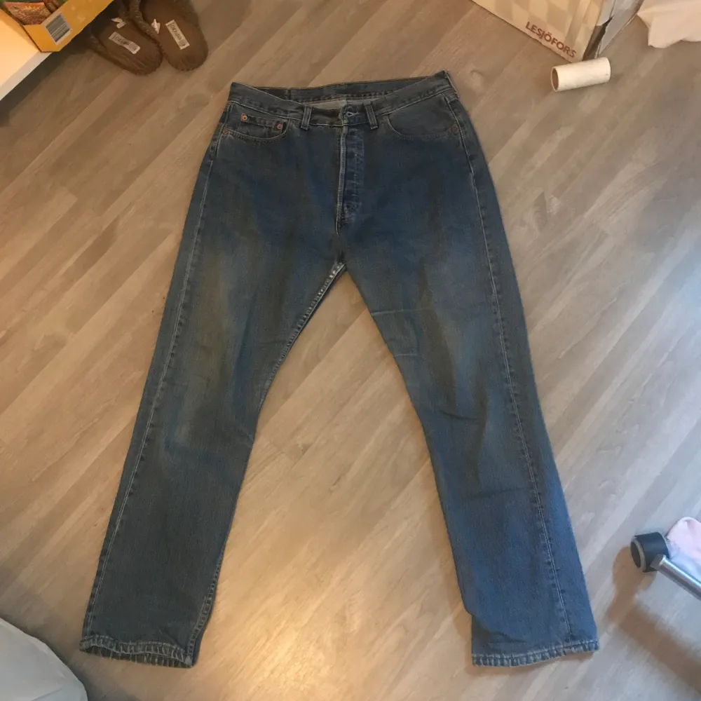 Levis jeans  Köpte de men insåg snabbt att de var för stora. Små defekter som knappt syns finns som kan skickas på förfrågan   Storlek W 36 L 32. Jeans & Byxor.
