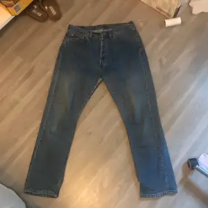 Levis jeans  Köpte de men insåg snabbt att de var för stora. Små defekter som knappt syns finns som kan skickas på förfrågan   Storlek W 36 L 32