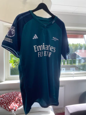 Arsenal fotbollströja Martinelli #11 - Arsenal tredjeställ denna säsong i nyskick med Martinelli #11 på samt Premier League badge