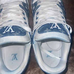 Louis Vuitton - Säljer ett par riktigt feta Louis Vuitton skor köpte dom för ungefär nån måndad den lite smutsiga men de går o tvätta med vatten så blir dom rena köpt på doms egna hemsida har box kvitto påsar som medföljer nypris 12800 skriv för bättre bilder 