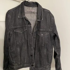 Calvin Klein Jeansjacka - En Calvin Klein jeansjacka i fint skick! Det är en storlek L