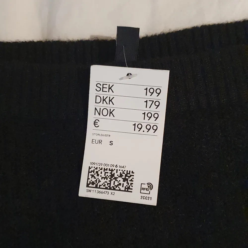 Super fin kofta/tröja från H&M. Helt i nyskick, säljer endast då den inte kommer till anvädning. Den har super mjukt material och sitter perfekt på mig som har XS/S. Stickat.