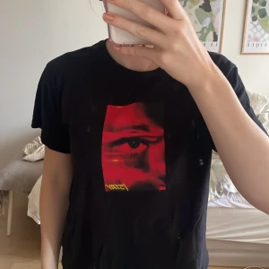 T-shirt med tryck - T-shirt köpt på carlings för ca 300kr. Kan tänka mig sänka priset. Använd några gånger men ser nu ut. Storlek S