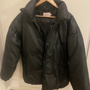 Puffer jacka - Använd ca 1-3 gånger, jätte varm och skön men framförallt snygg😎