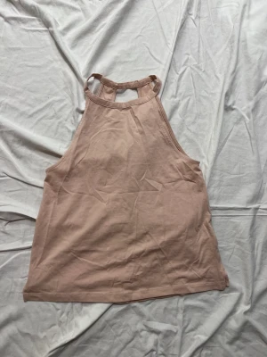 Fint rosa linne - Oanvänt linne med cool rygg, väldigt fint 🩷