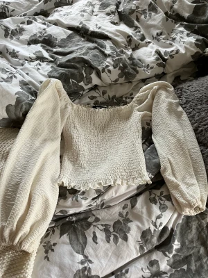 Vit topp   - Vit söt topp från BikBok i storlek XS. Säljes då den inte passar mig längre 