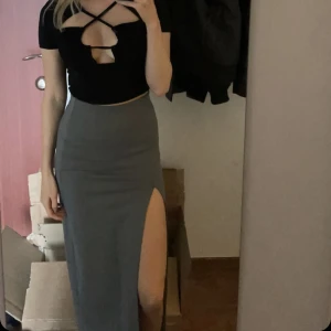 Grå maxikjol  - Maxikjol från bikbok, säljer för att den kommer inte till användning. Väldigt stretchig i materialet så passar både xs och s