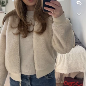 Teddy jacka - Snygg jacka från Urban outfitters 😍 storlek m! Passar S och mindre också😍