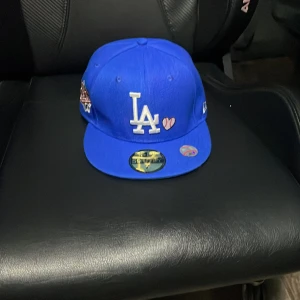 LA keps - 55 cm runt huvudet 