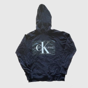 Calvin Klein Jeans Hoodie - Skick 10/10 knappt använd. Storlek XS