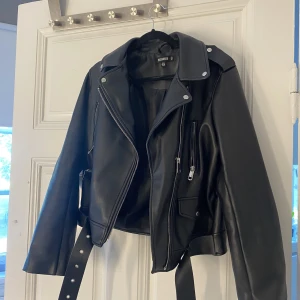 Skinnjacka  - Jag säljer min skinnjacka då den inte används längre, använd en säsong och inga synliga tecken på användning💗pris kan diskuteras 