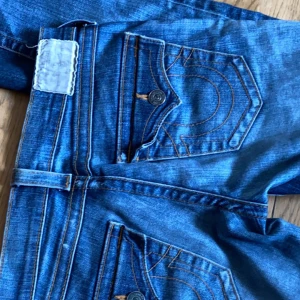 True religion  - Säljer dessa fina true religion, som man ser har jag sytt de till mer vida u benen men det syns inte när de är på 