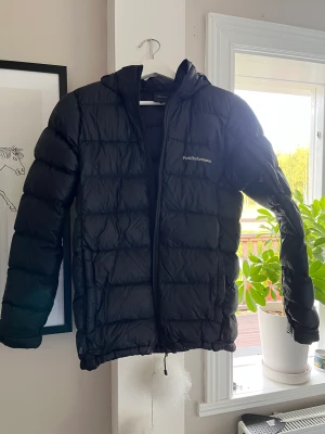 Peak performance jacka  - Säljer min peak performance frost down jacka. Den är i storlek 170 & köpt på kidsbrandstore. Använd max 10 gånger och passar mig som vanligtvis har storlek S
