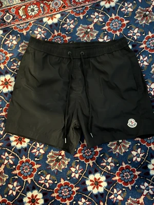 Moncler badbyxor - Badbyxorna är svarta med en simpel logga. De är smutsiga men erbjuder kemtvätt innan köp. Bara använts under denna sommar. Kan postas och mötas upp. Pris kan diskuteras.Betalningar sker via swish!