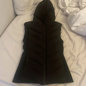 Zara väst - Köpt under våren men nästan aldrig använd, ungefär tre gånger. Storlek xs
