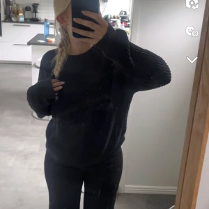 Svart stickad tröja  - Svart stickad tröja, köpt för 2 år sen men andbänds aldrig💕 jätteskön och fin